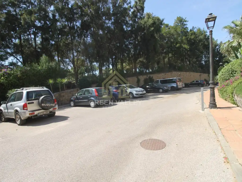 Parkplatz von Wohnungen zum Verkauf in Sotogrande mit Klimaanlage, Heizung und Privatgarten
