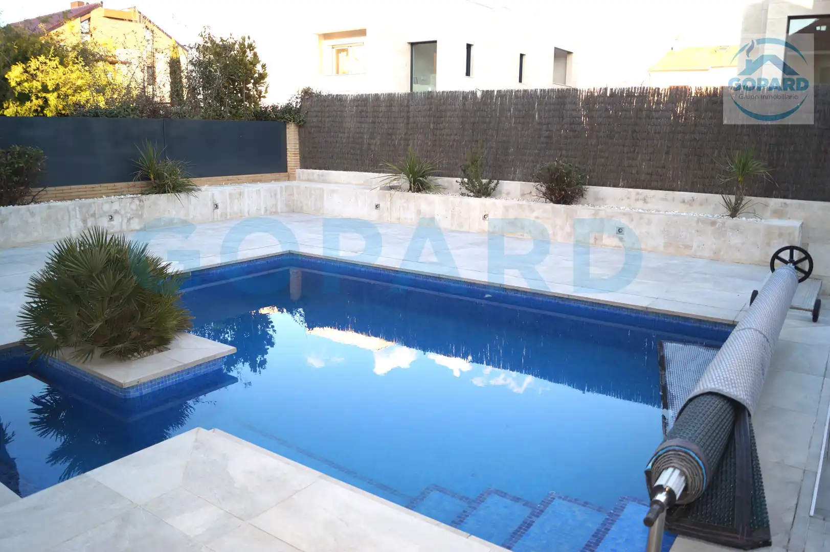 Piscina de Casa adosada de alquiler en Villanueva de la Cañada con Aire acondicionado, Calefacción y Jardín privado