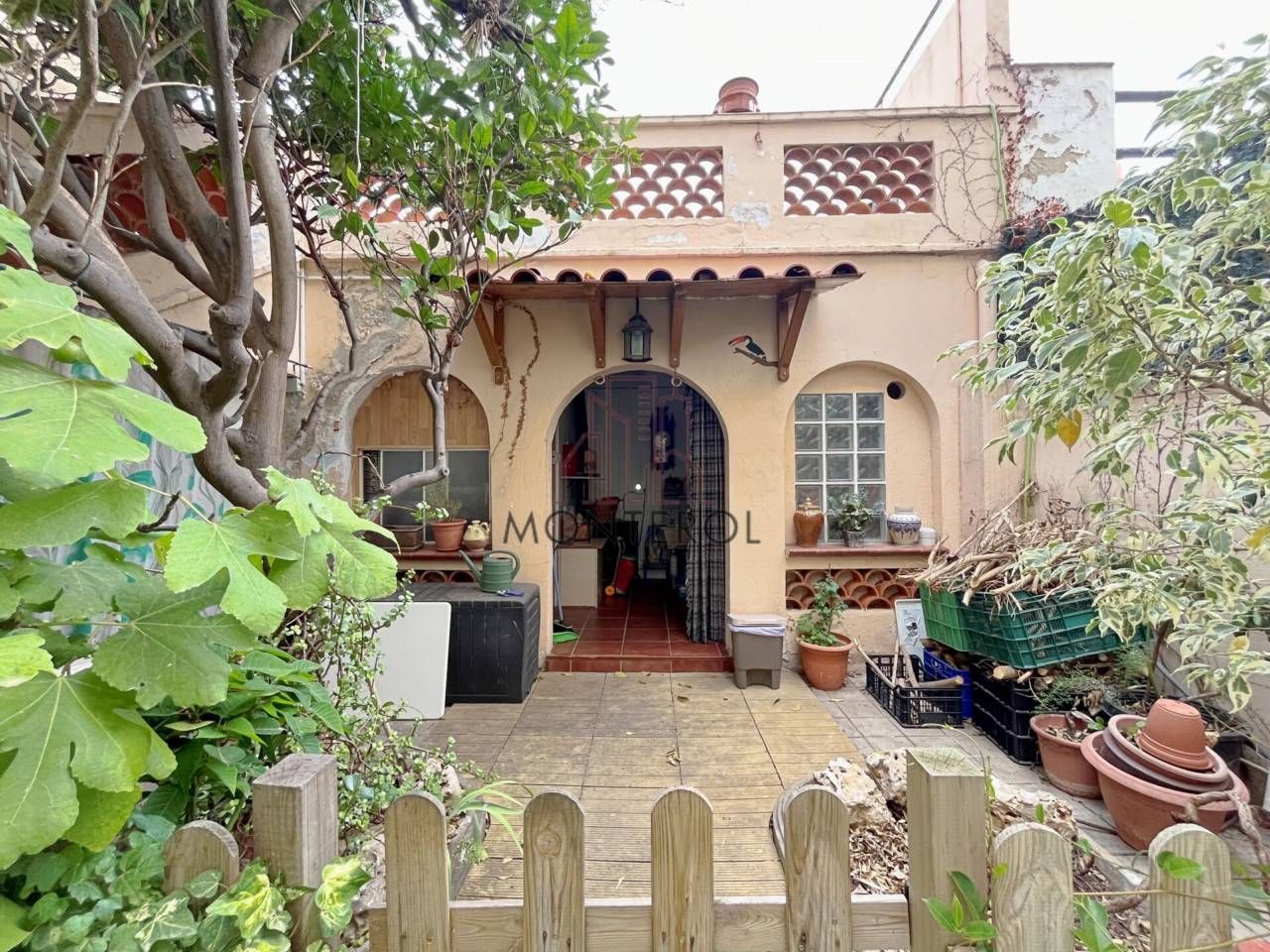 Vista exterior de Casa adosada en venda en Mataró amb Calefacció, Jardí privat i Terrassa