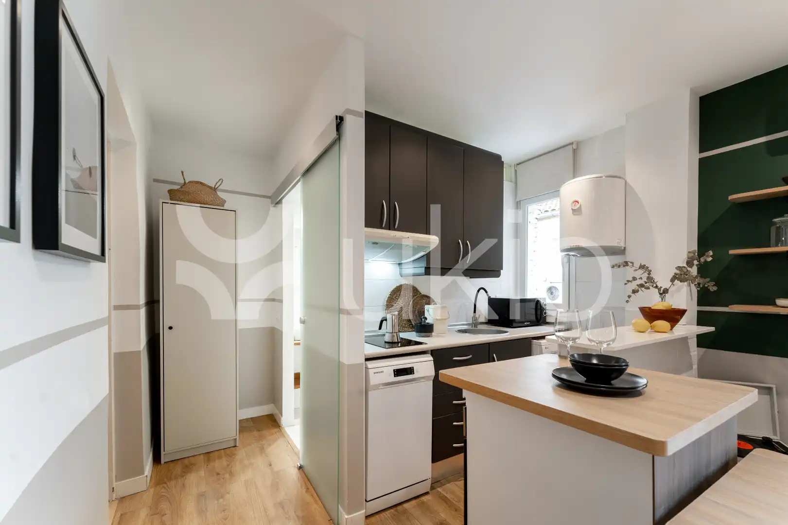 Cuina de Apartament de lloguer en Madrid amb Aire condicionat, Calefacció i Moblat