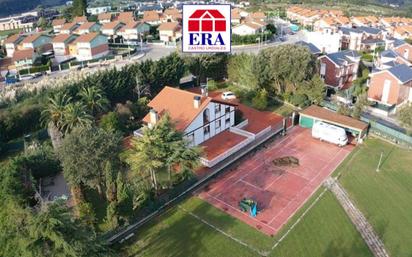 Vista exterior de Casa o xalet en venda en Castro-Urdiales amb Terrassa i Piscina