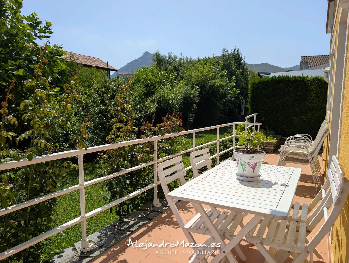 Terrasse von Einfamilien-Reihenhaus zum Verkauf in Castro-Urdiales mit Heizung, Privatgarten und Terrasse