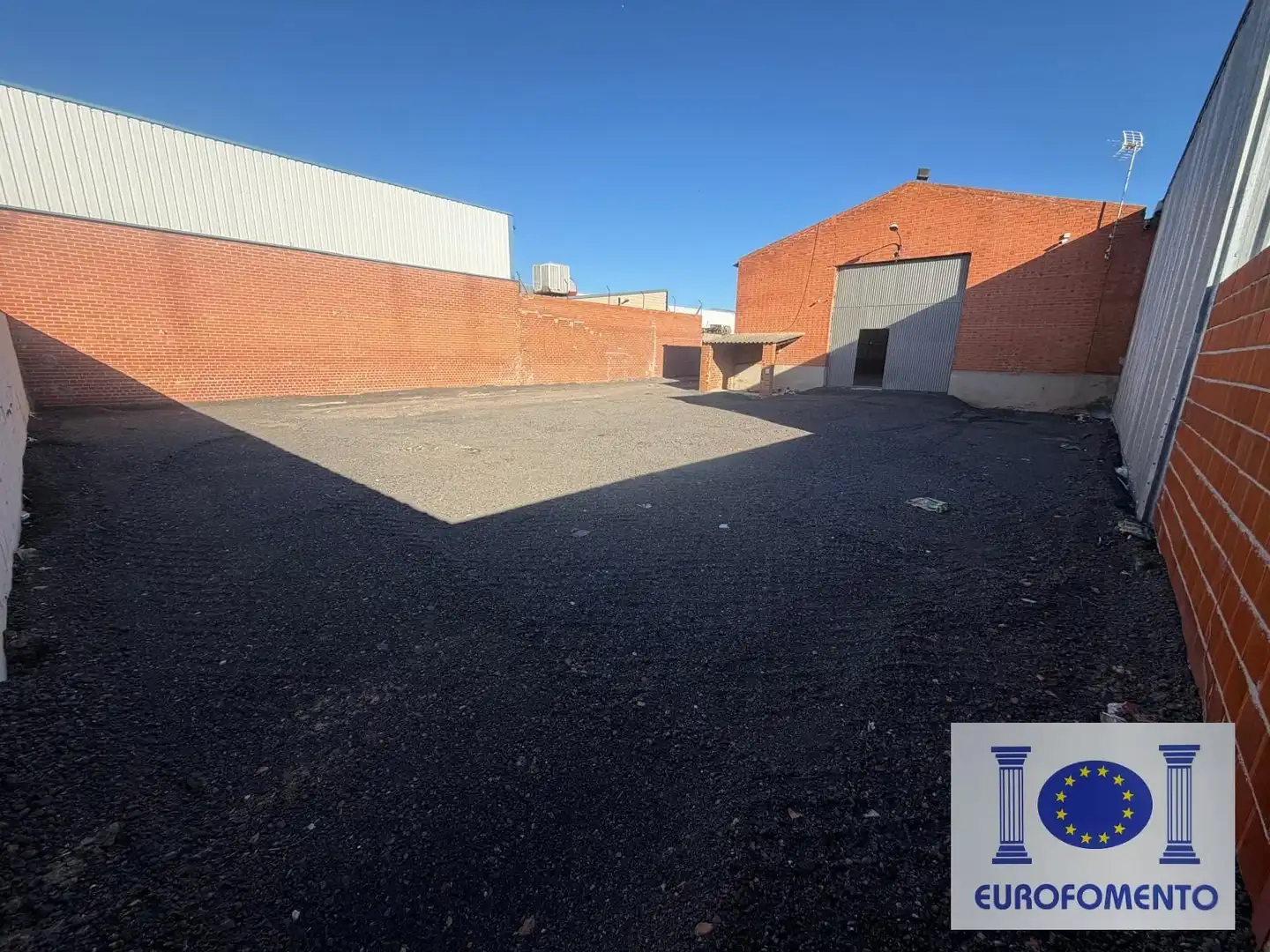Parkplatz von Fabrikhallen zur Miete in Huecas