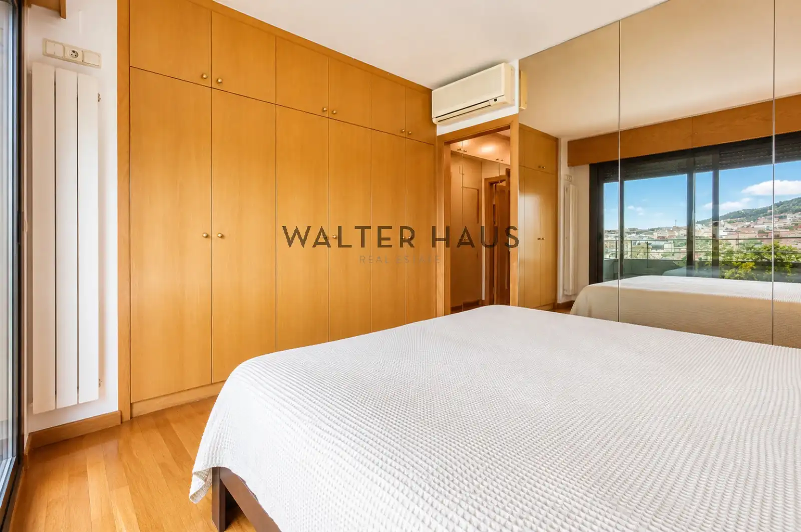 Schlafzimmer von Dachboden zum Verkauf in Barcelona mit Klimaanlage, Heizung und Parkett