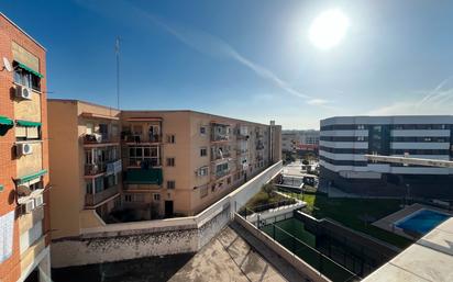 Exterior view of Flat for sale in Alcobendas  with Air Conditioner, Furnished and Oven