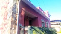 Vista exterior de Casa o xalet en venda en Oviedo  amb Terrassa i Piscina