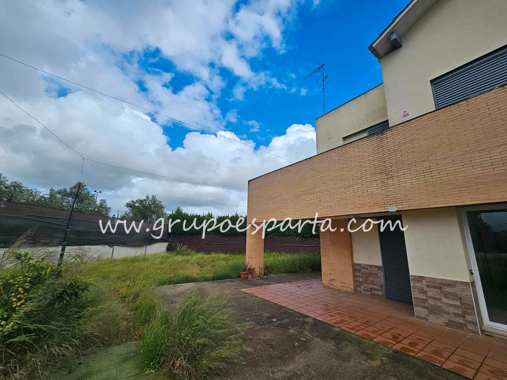 Vista exterior de Casa adosada en venda en Espartinas amb Aire condicionat, Jardí privat i Terrassa