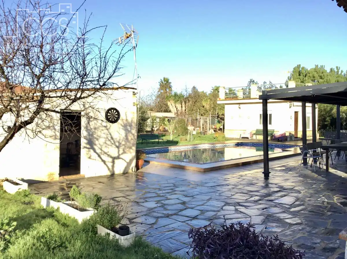 Jardí de Casa o xalet en venda en Sevilla amb Aire condicionat, Traster i Piscina
