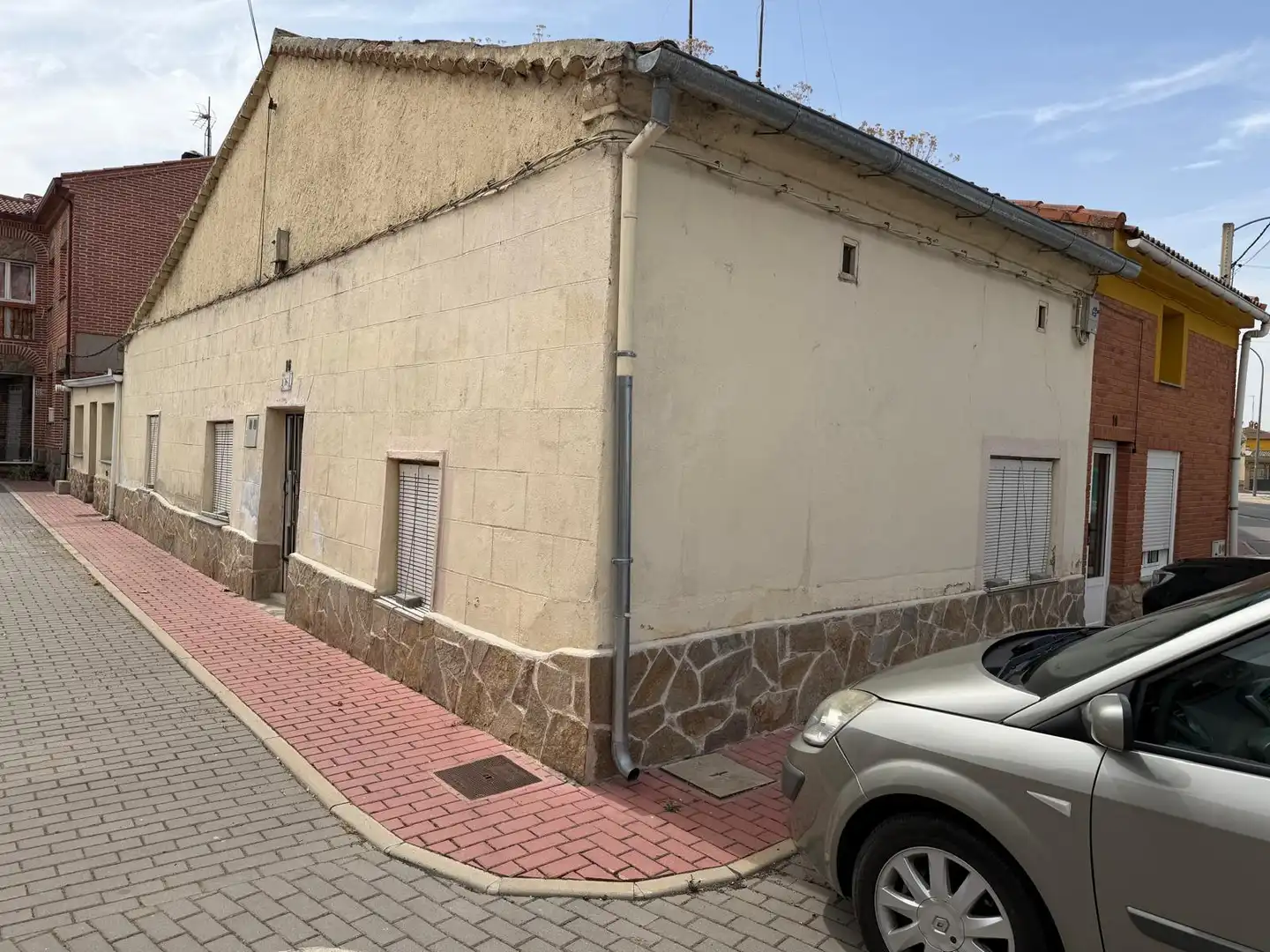 Vista exterior de Casa adosada en venda en Tiñosillos, Ávila