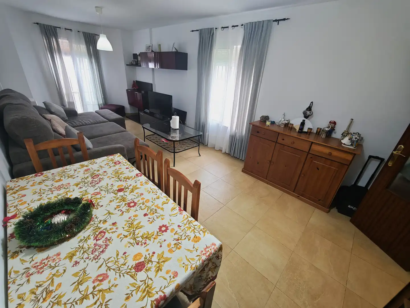 Sala d'estar de Casa adosada en venda en Lebrija amb Aire condicionat, Moblat i Forn