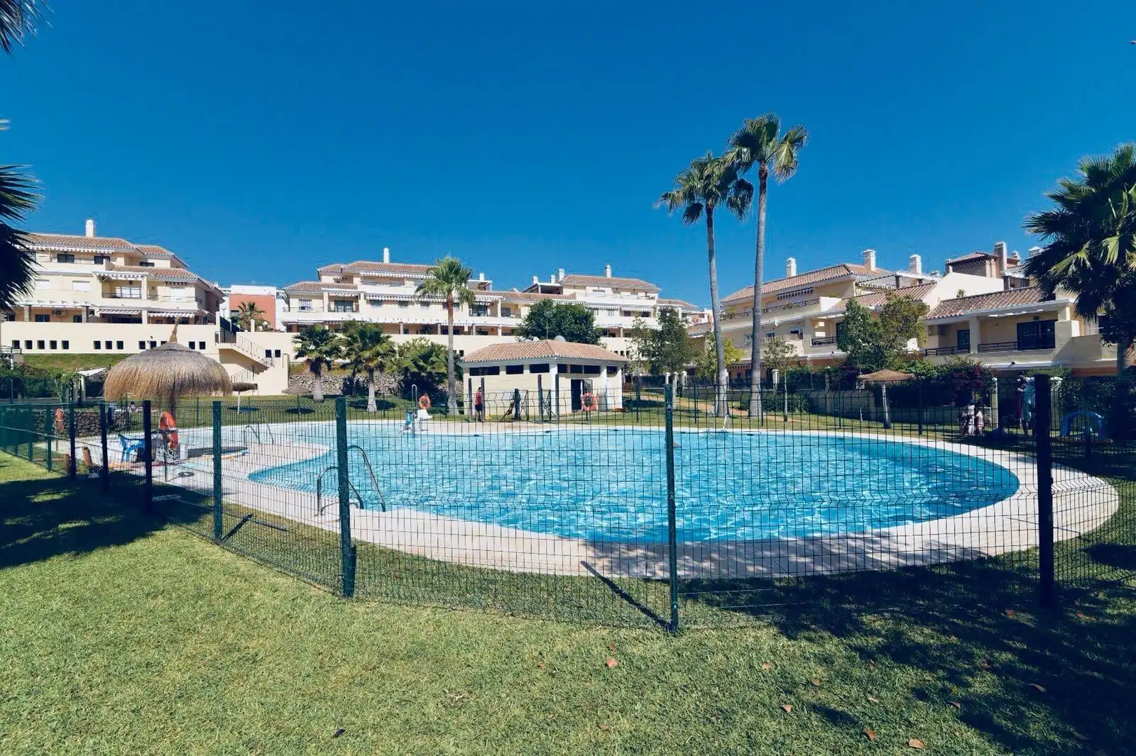 Piscina de Planta baja en venta en Vélez-Málaga con Aire acondicionado, Jardín privado y Terraza