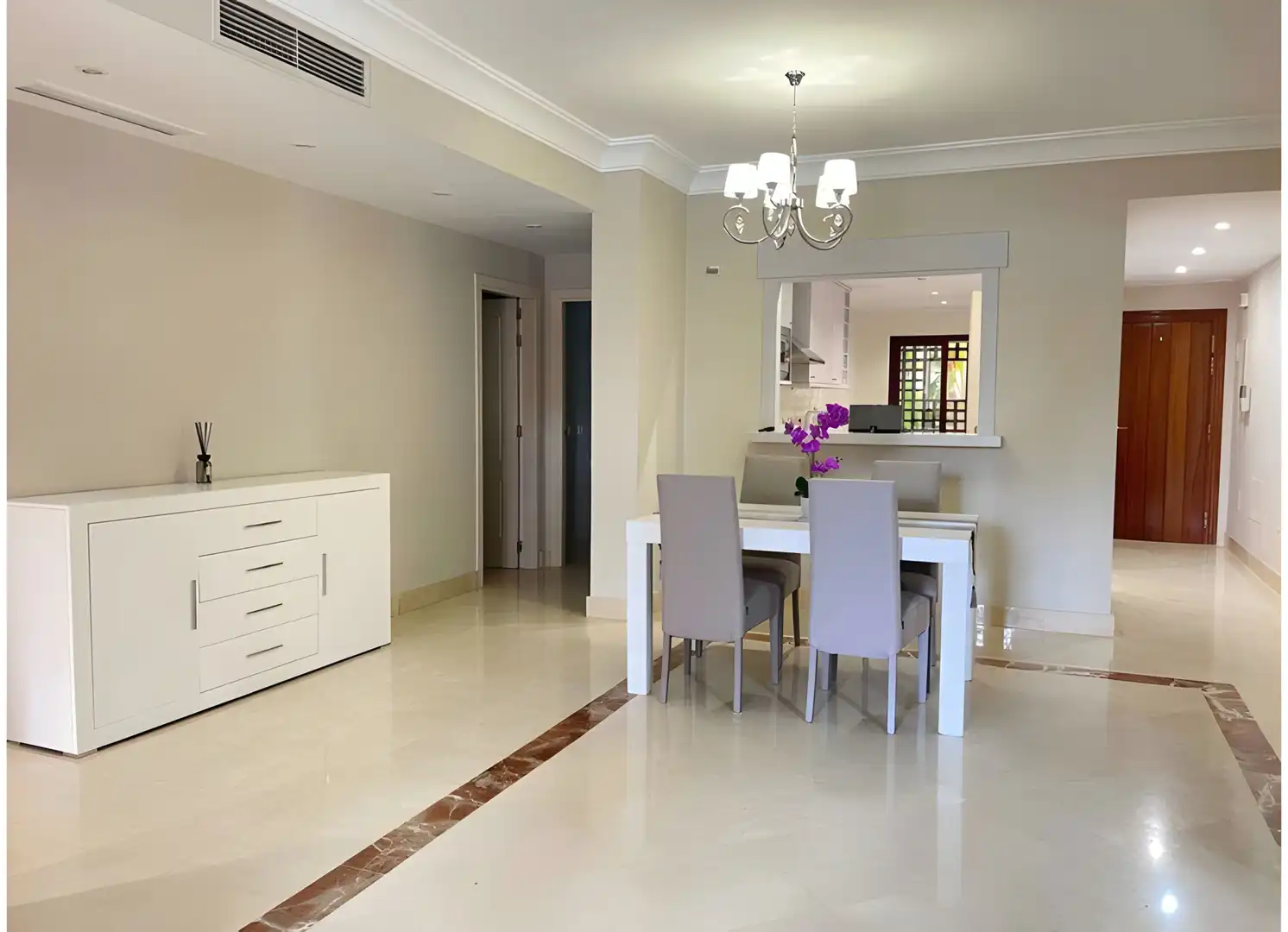 Esszimmer von Erdgeschoss zum Verkauf in Marbella mit Klimaanlage, Terrasse und Schwimmbad