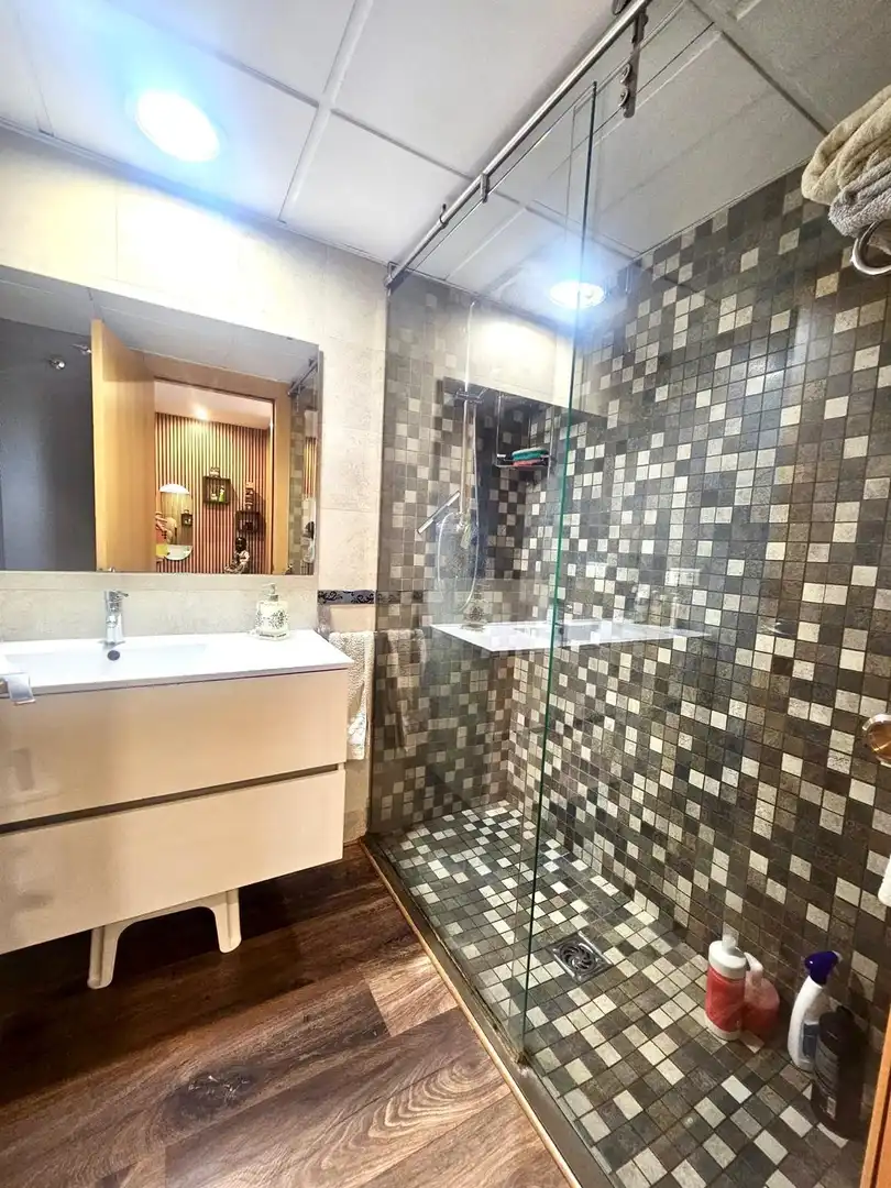 Badezimmer von Wohnung zum Verkauf in La Ràpita mit Klimaanlage, Heizung und Privatgarten