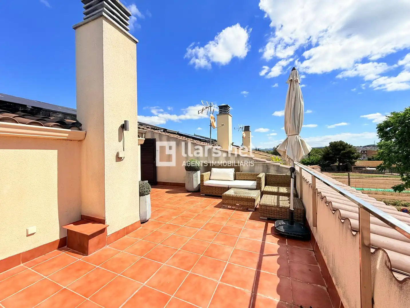 Terrasse von Einfamilien-Reihenhaus zum Verkauf in Vilanova i la Geltrú mit Klimaanlage, Heizung und Parkett