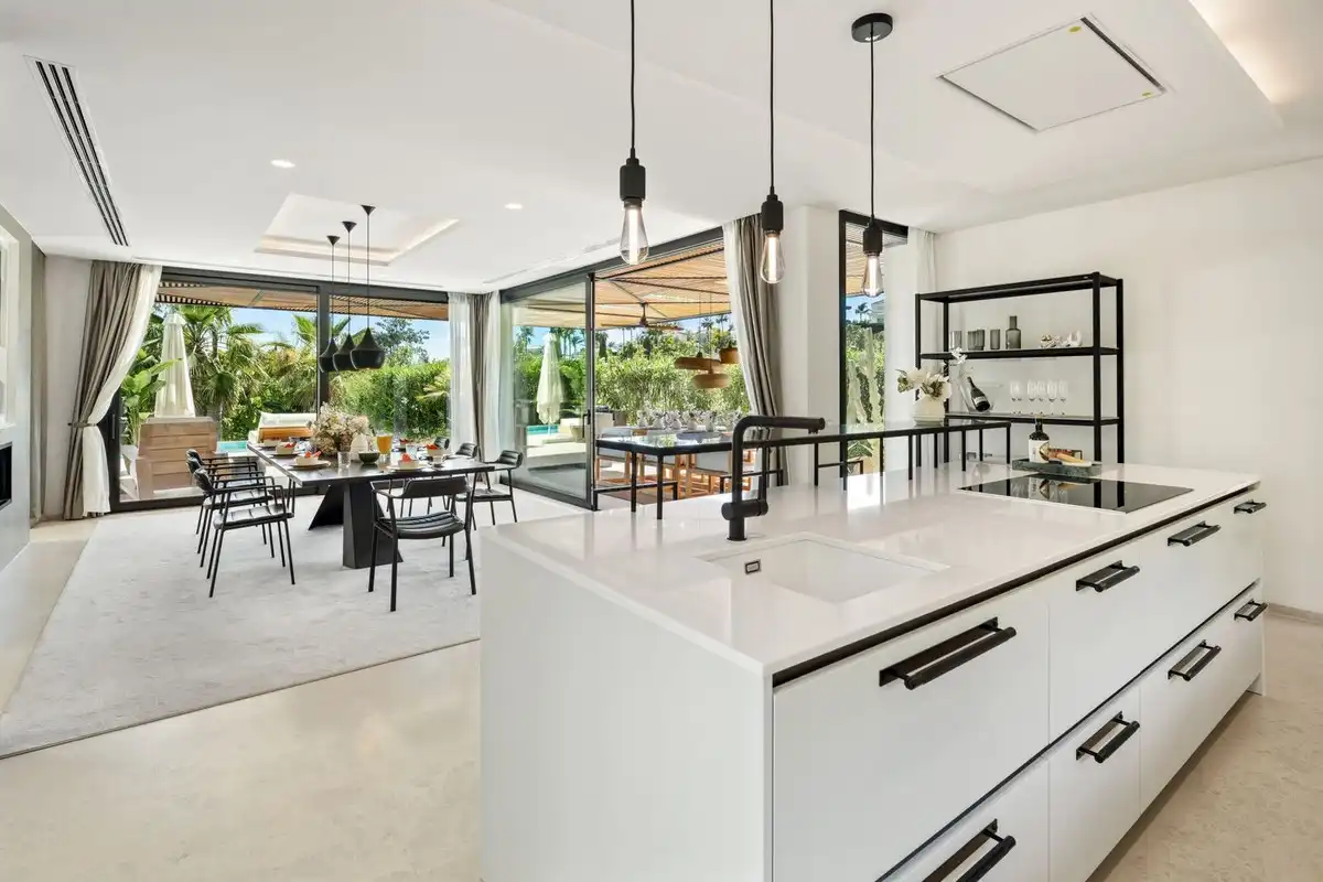 Cuina de Casa o xalet de lloguer en Marbella amb Aire condicionat, Jardí privat i Terrassa