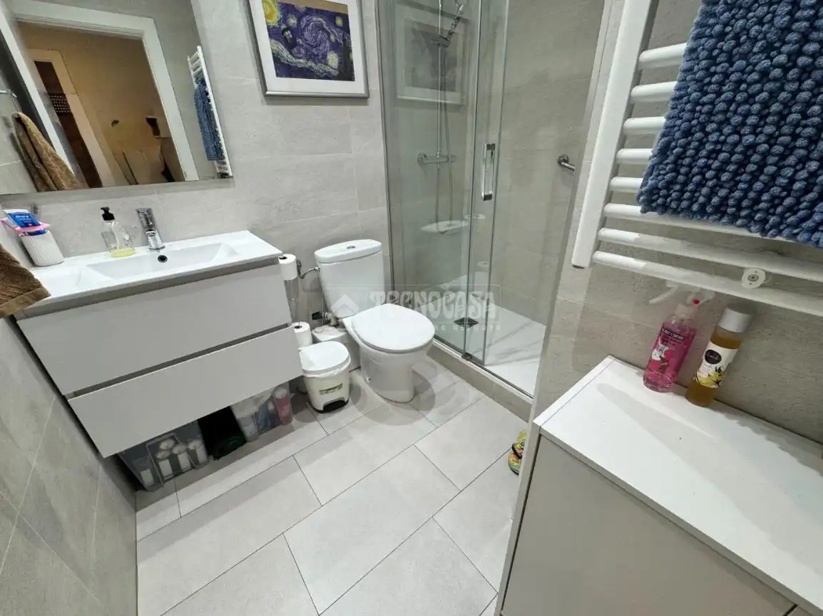Badezimmer von Wohnung zum Verkauf in Barcelona mit Balkon