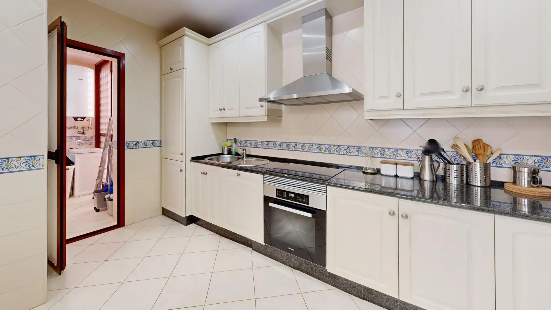 Küche von Wohnung zum Verkauf in Marbella mit Heizung, Privatgarten und Terrasse