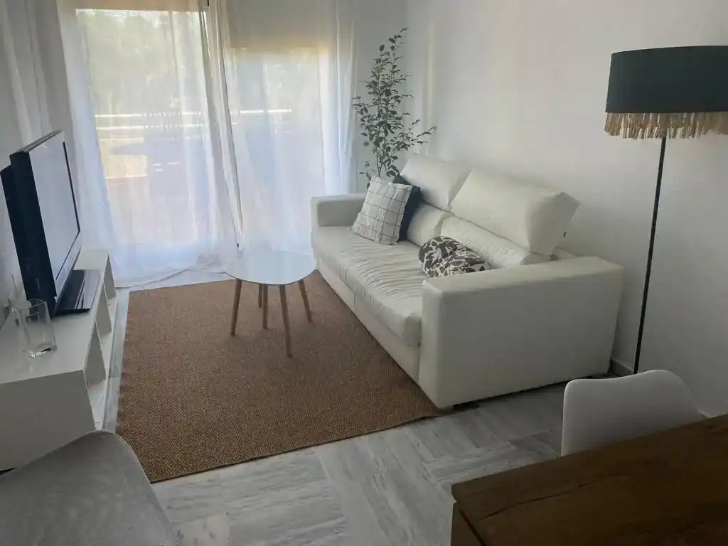 Wohnzimmer von Wohnung zur Miete in Benalmádena mit Klimaanlage und Schwimmbad