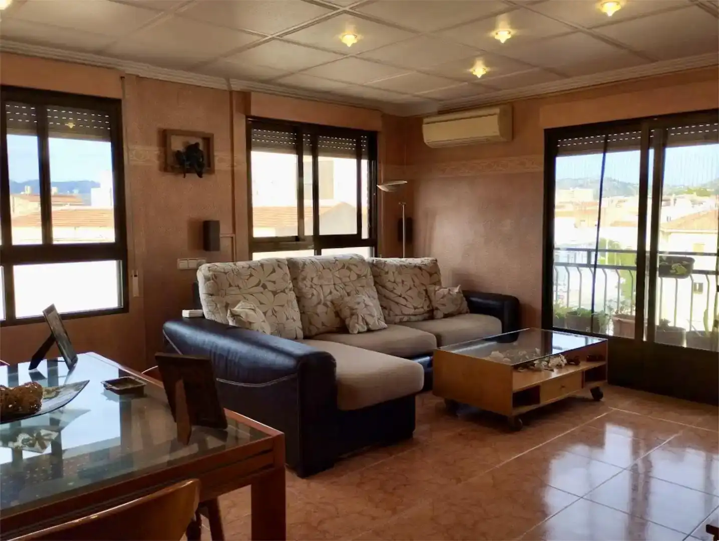 Living room of Flat for share in Elda  with Air Conditioner, Furnished and Balcony