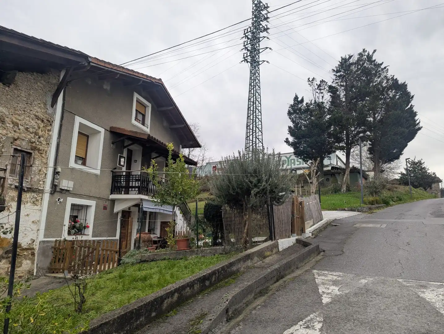 Vista exterior de Casa adosada en venda en Bedia amb Calefacció, Jardí privat i Traster