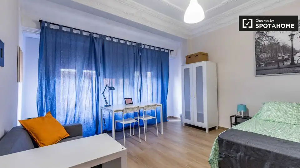 Bedroom of Flat for rent in Valencia  with Air Conditioner, Heating and Furnished