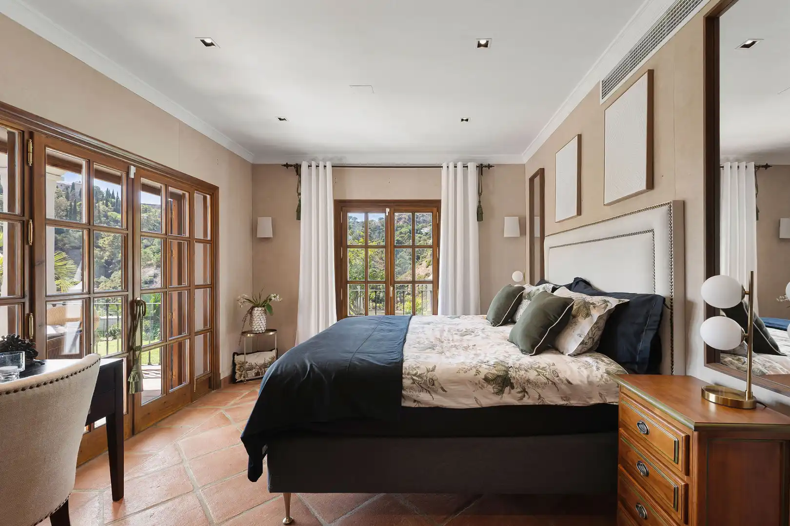 Bedroom of Houses for sale in Benahavís  with Air Conditioner, Private garden and Swimming Pool