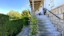 Vista exterior de Casa o xalet en venda en Sondika amb Calefacció, Jardí privat i Terrassa