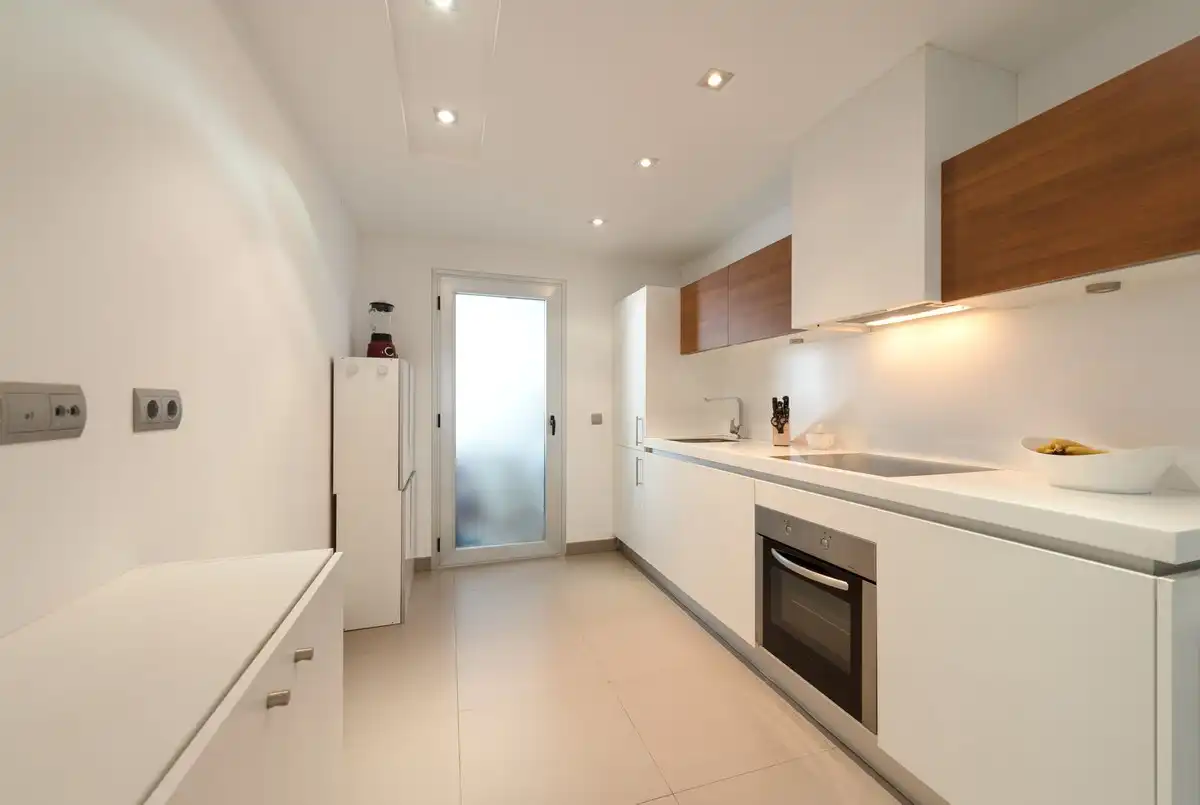 Cuina de Apartament en venda en Marbella amb Aire condicionat, Terrassa i Piscina comunitària