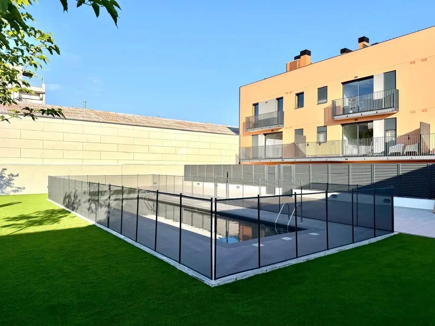 Piscina de Planta baixa en venda en Sabadell amb Calefacció, Terrassa i Piscina comunitària