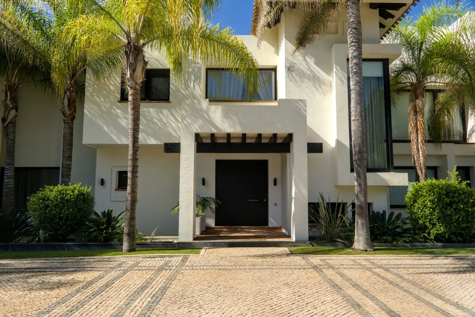 Vista exterior de Casa o xalet en venda en Marbella amb Aire condicionat, Jardí privat i Parquet
