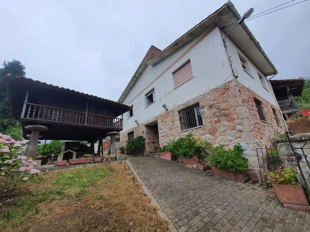 Vista exterior de Casa o xalet en venda en Llanes amb Calefacció i Jardí privat