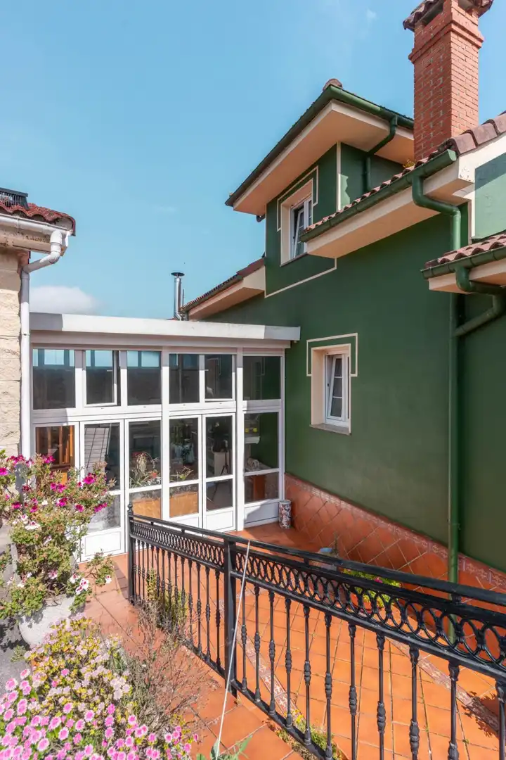 Vista exterior de Casa o xalet en venda en Muros de Nalón amb Calefacció, Jardí privat i Terrassa