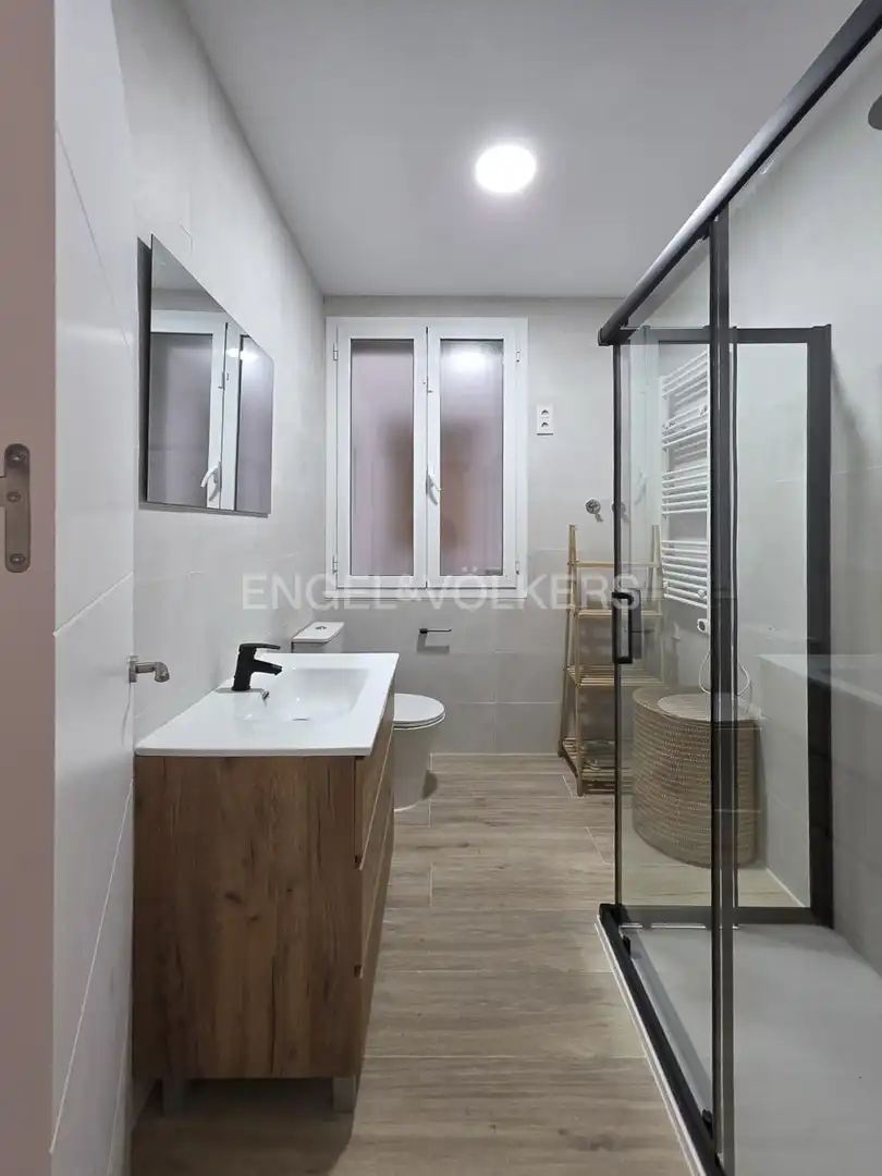 Badezimmer von Wohnung zur Miete in Madrid mit Heizung, Parkett und Möbliert