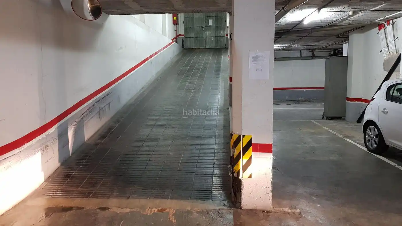 Moto in affitto a Carrer del Mariscal Cabanes 32, imagen 7
