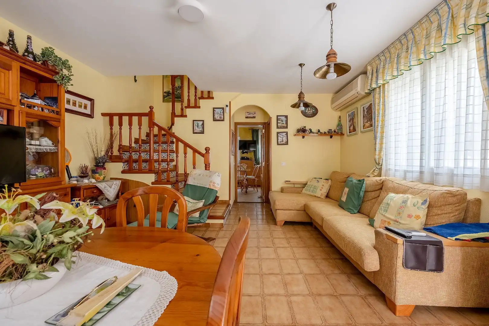 Sala d'estar de Casa adosada en venda en Cunit amb Aire condicionat, Calefacció i Jardí privat