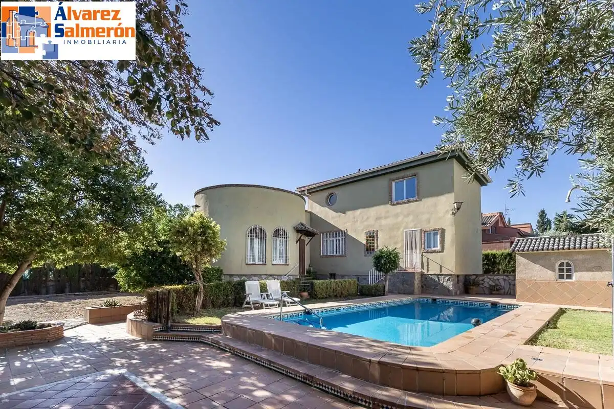 Detached house with pool for sale in Residencial Triana - Barrio Alto
