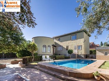 Chalet con piscina en venta en Residencial Triana - Barrio Alto