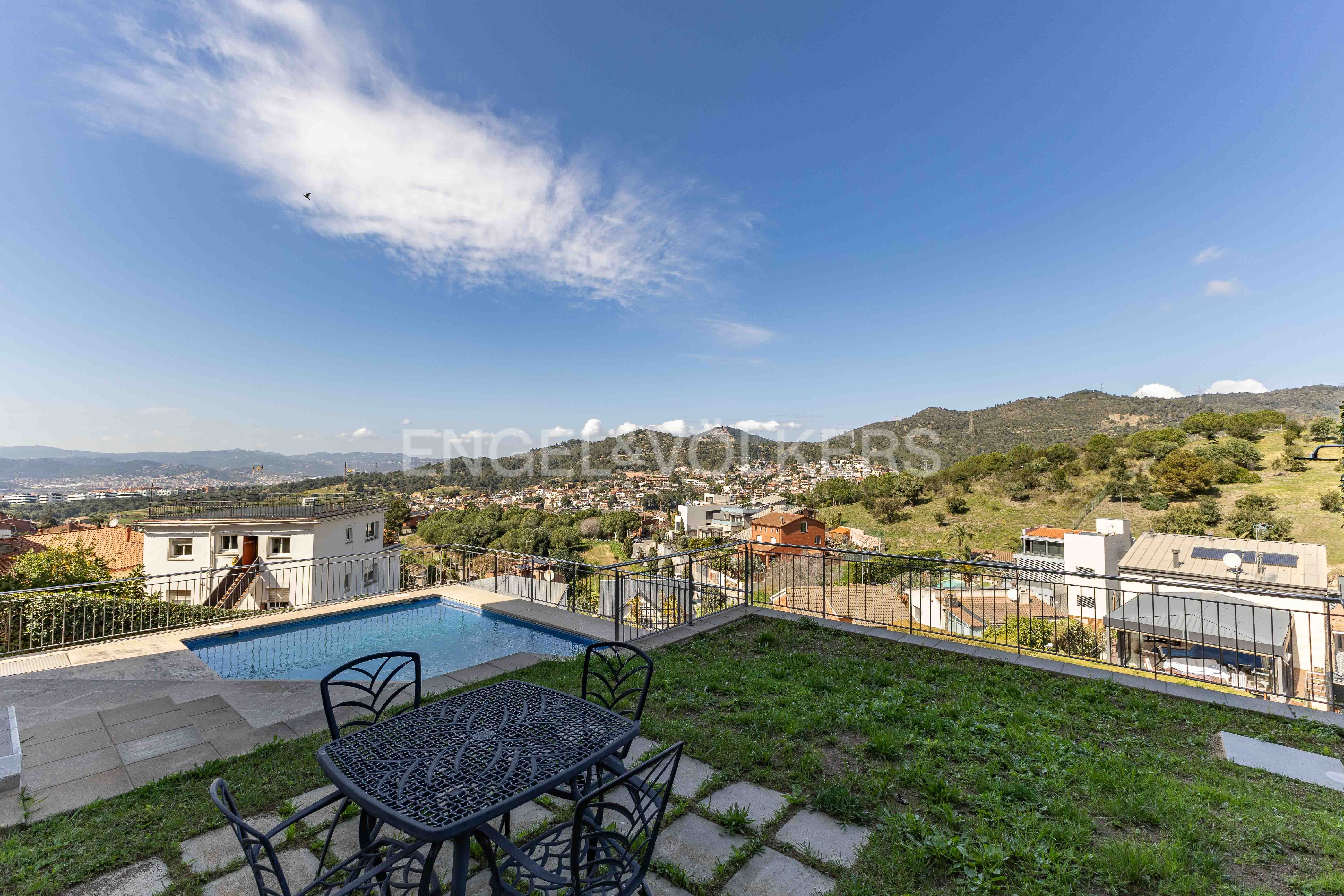 Vista exterior de Casa adosada en venta en Sant Just Desvern con Calefacción, Jardín privado y Parquet