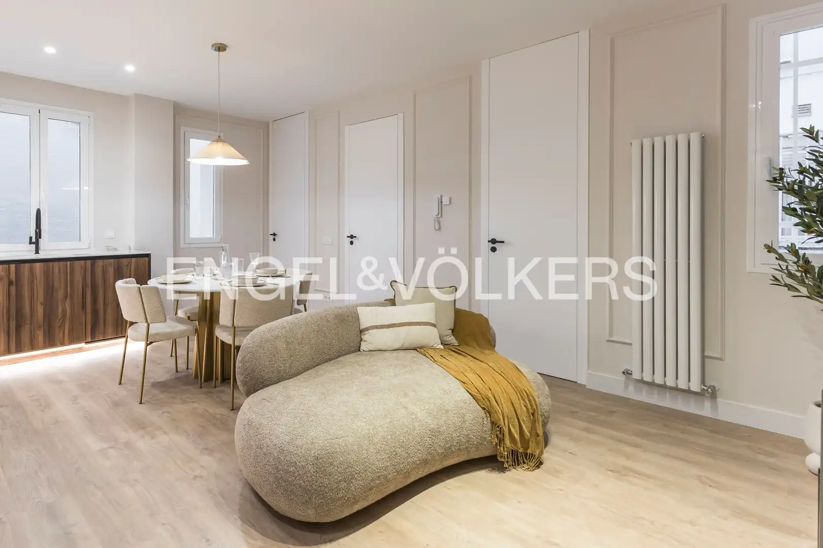 Living room of Flat for rent in Madrid  with Air Conditioner, Heating and Furnished