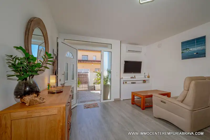 Sala d'estar de Casa o xalet en venda en Empuriabrava