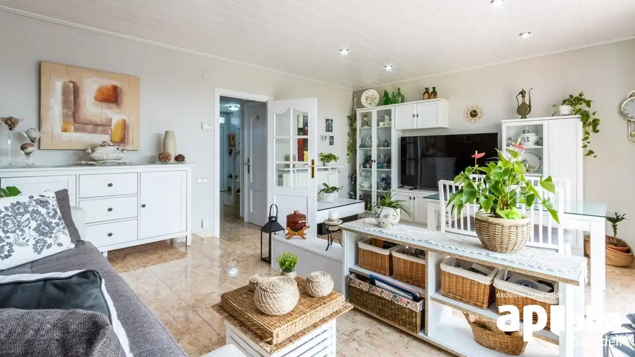 Sala d'estar de Casa o xalet en venda en Terrassa amb Aire condicionat, Calefacció i Jardí privat