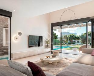 Sala d'estar de Casa o xalet en venda en Torrelodones amb Aire condicionat, Jardí privat i Parquet