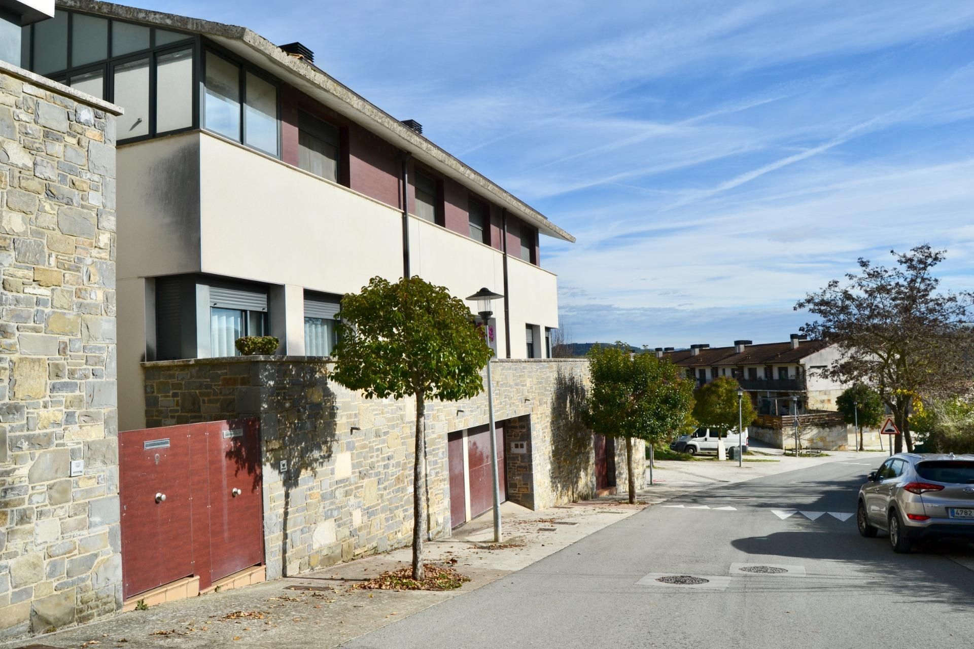 Vista exterior de Casa adosada en venda en Etxauri amb Jardí privat, Parquet i Terrassa