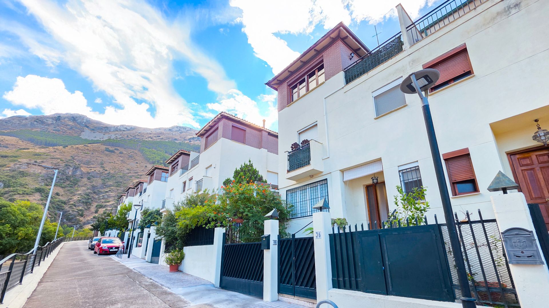 Exterior view of Single-family semi-detached for sale in  Jaén Capital  with Air Conditioner, Heating and Terrace