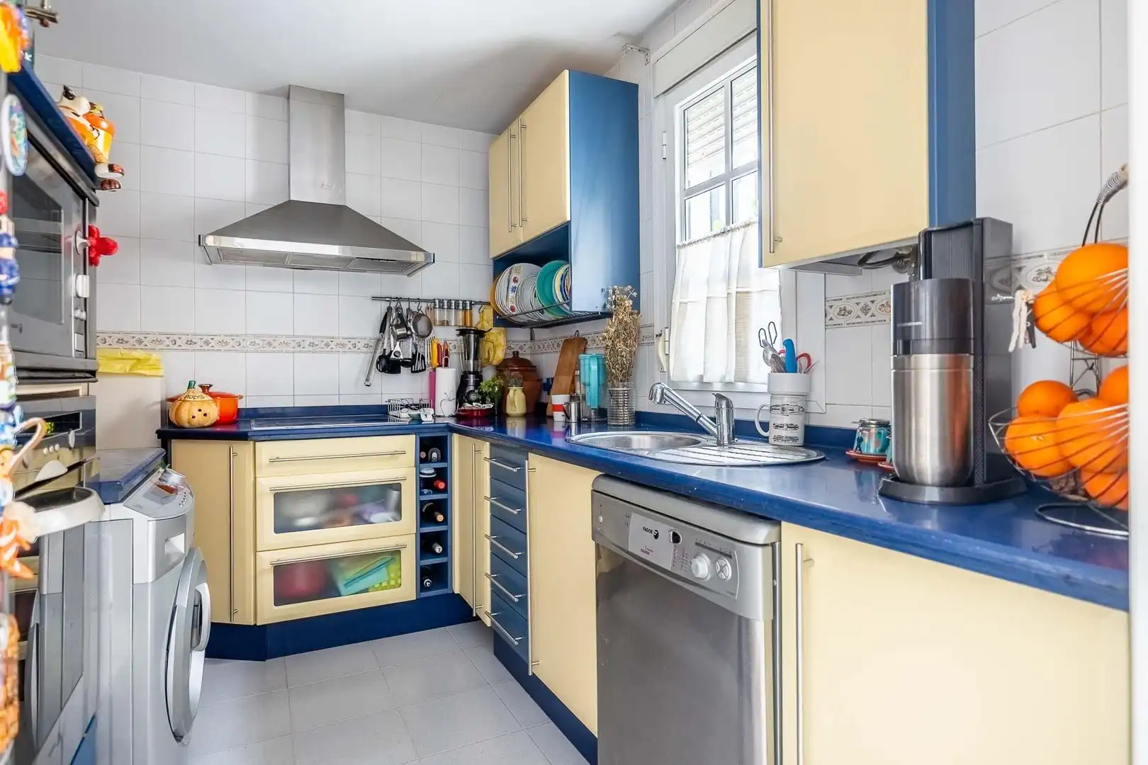 Kitchen of Duplexes for sale in Dos Hermanas  with Air Conditioner, Terrace and Community pool