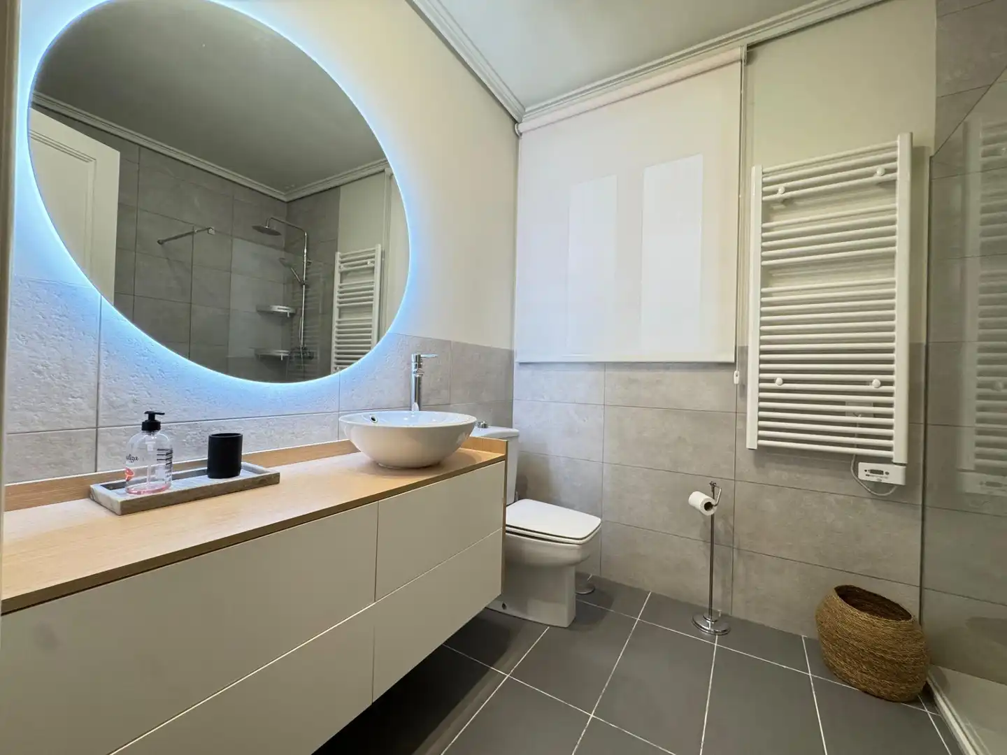 Badezimmer von Wohnung zum Verkauf in Alicante / Alacant mit Klimaanlage, Heizung und Parkett