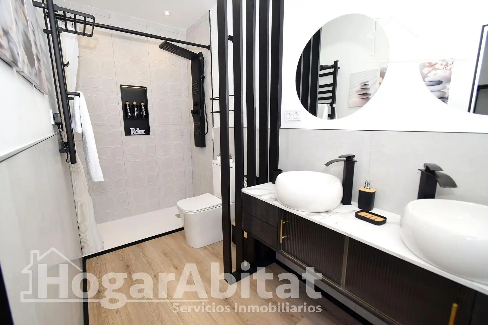 Bathroom of Attic for sale in Picassent  with Parquet flooring, Terrace and Furnished