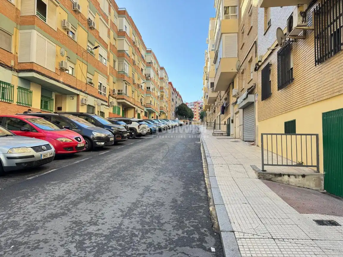 Außenansicht von Garage zum Verkauf in Huelva
