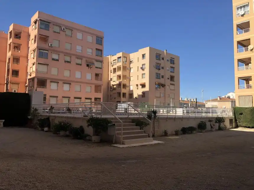 Außenansicht von Wohnungen zur Miete in Santa Pola mit Privatgarten, Terrasse und Möbliert
