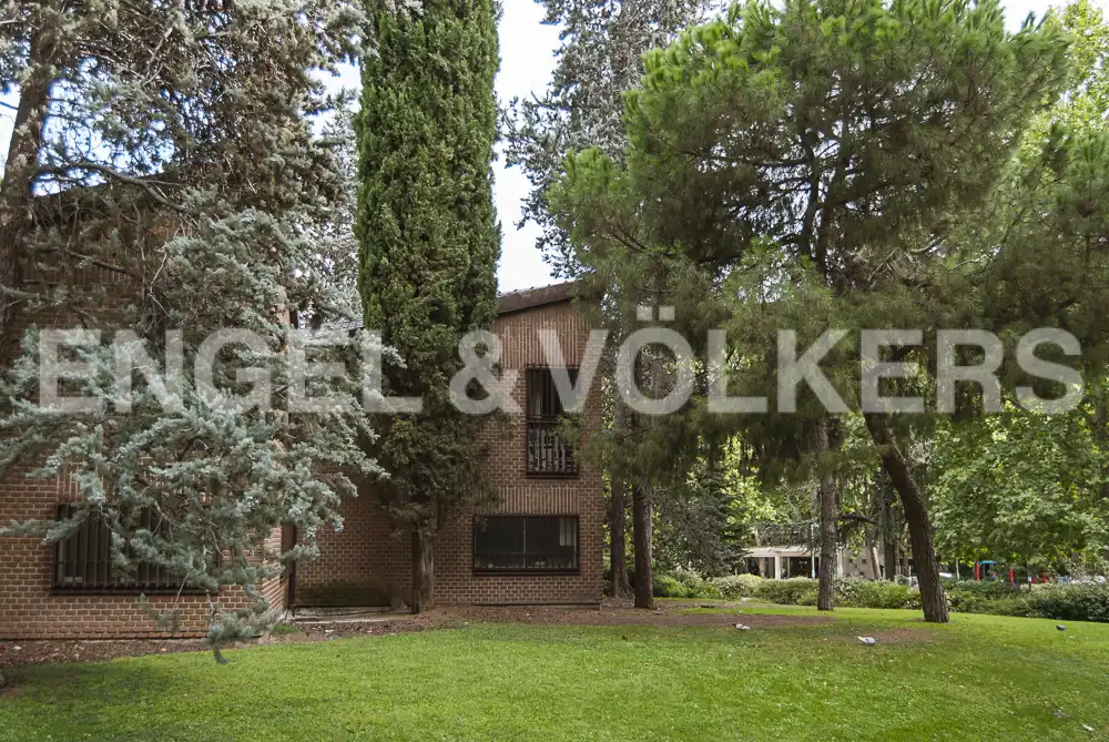 Außenansicht von Wohnung zum Verkauf in Madrid mit Klimaanlage, Heizung und Privatgarten